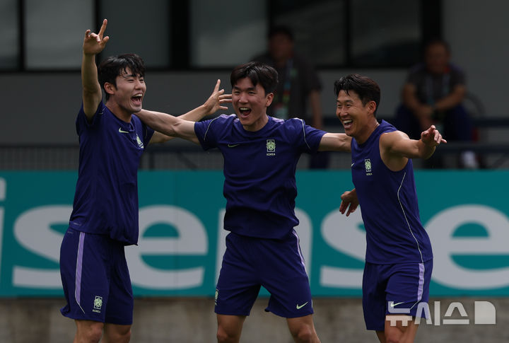 [사포판(멕시코)=뉴시스] 김명년 기자 = 축구 국가대표팀 손흥민이 6일(현지 시간) 멕시코 과달라하라 인근 베이스캠프 훈련장인 사포판 치바스 바예 베르데에서 훈련 도중 황인범 등 동료들과 함께 기뻐하고 있다. 2026.06.07. kmn@newsis.com