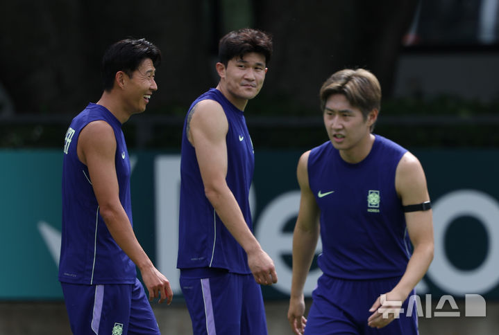 [사포판(멕시코)=뉴시스] 김명년 기자 = 축구 국가대표팀 손흥민과 김민재, 이강인이 6일(현지 시간) 멕시코 과달라하라 인근 베이스캠프 훈련장인 사포판 치바스 바예 베르데에서 훈련하고 있다. 2026.06.07. kmn@newsis.com