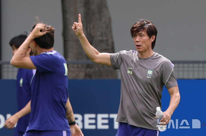 [사포판(멕시코)=뉴시스] 김명년 기자 = 홍명보 축구 국가대표팀 감독이 6일(현지 시간) 멕시코 과달라하라 인근 베이스캠프 훈련장인 사포판 치바스 바예 베르데에서 훈련 지도하고 있다. 2026.06.07. kmn@newsis.com