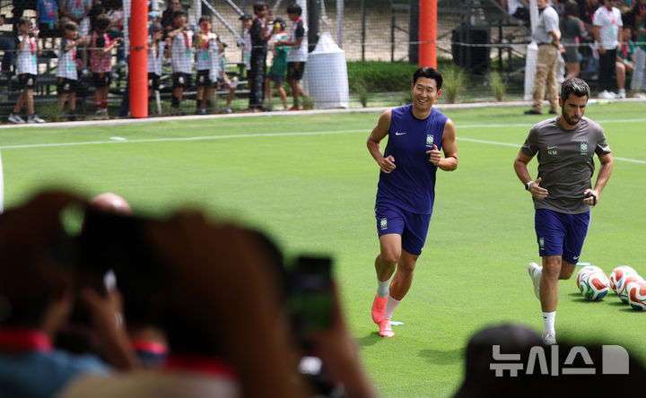 [사포판(멕시코)=뉴시스] 김명년 기자 = 축구 국가대표팀 손흥민이 6일(현지 시간) 멕시코 과달라하라 인근 베이스캠프 훈련장인 사포판 치바스 바예 베르데에서 훈련 도중 응원하는 멕시코 팬들을 바라보고 있다. 2026.06.07. kmn@newsis.com