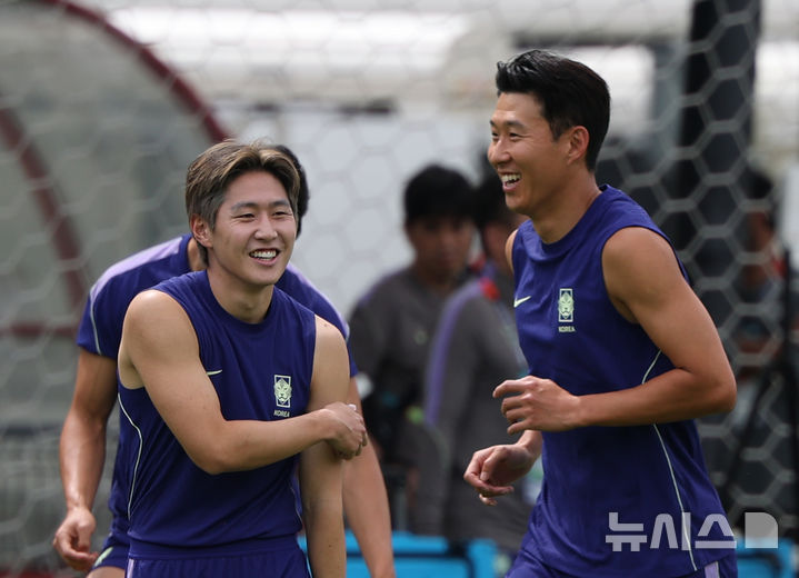 [사포판(멕시코)=뉴시스] 김명년 기자 = 축구 국가대표팀 손흥민과 이강인이 6일(현지 시간) 멕시코 과달라하라 인근 베이스캠프 훈련장인 사포판 치바스 바예 베르데에서 훈련 도중 밝은 표정을 짓고 있다. 2026.06.07. kmn@newsis.com