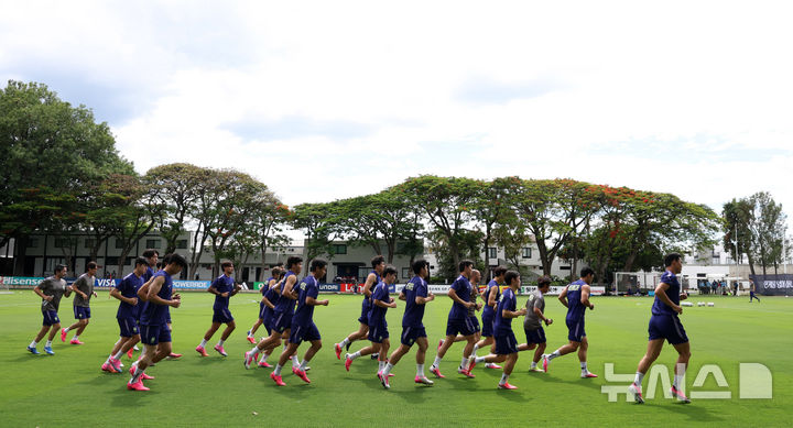 [사포판(멕시코)=뉴시스] 전신 기자 = 축구 국가대표팀 선수들이 6일(현지 시간) 멕시코 과달라하라 인근 사포판에 위치한 치바스 바예 베르데에서 훈련을 하고 있다. 2026.06.07. photo1006@newsis.com
