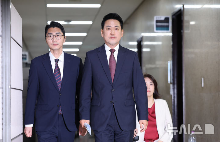 [서울=뉴시스] 김근수 기자 = 장동혁 국민의힘 대표가 7일 오전 서울 여의도 국회에서 열린 투표지 부족사태 현안 관련 기자회견을 하기 위해 이동하고 있다. 2026.06.07. ks@newsis.com