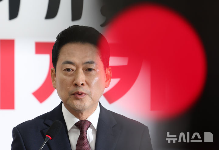 [서울=뉴시스] 김근수 기자 = 장동혁 국민의힘 대표가 7일 오전 서울 여의도 국회에서 투표지 부족사태 현안 관련 기자회견을 하고 있다. 2026.06.07. ks@newsis.com