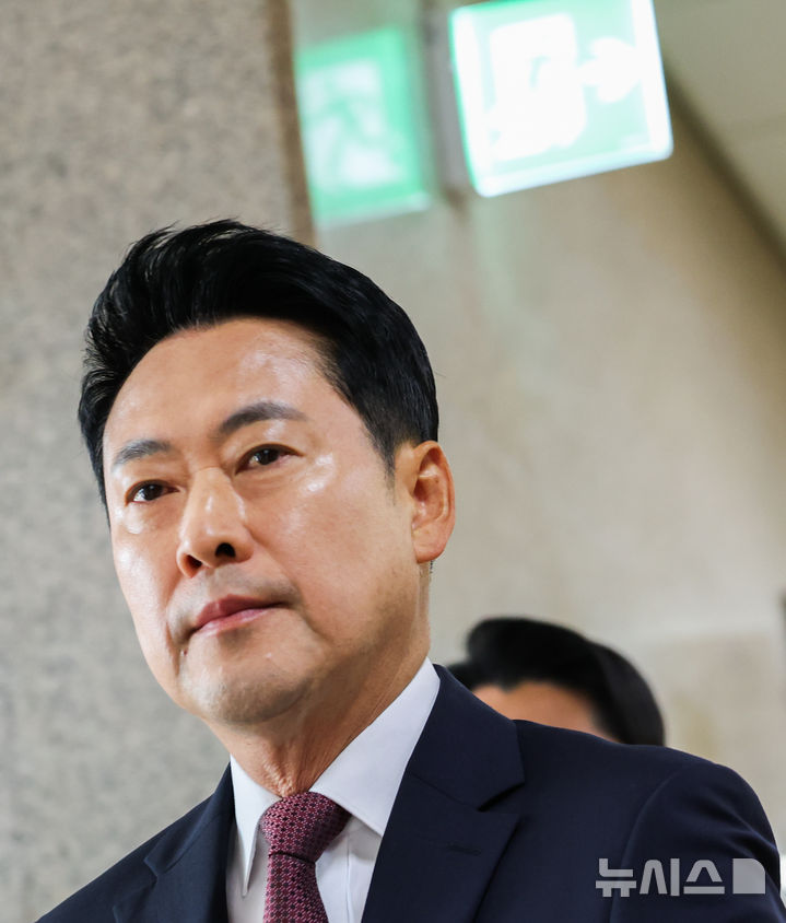[서울=뉴시스] 김근수 기자 = 장동혁 국민의힘 대표가 7일 오전 서울 여의도 국회에서 열린 투표지 부족사태 현안 관련 기자회견을 하기 위해 이동하고 있다. 2026.06.07. ks@newsis.com