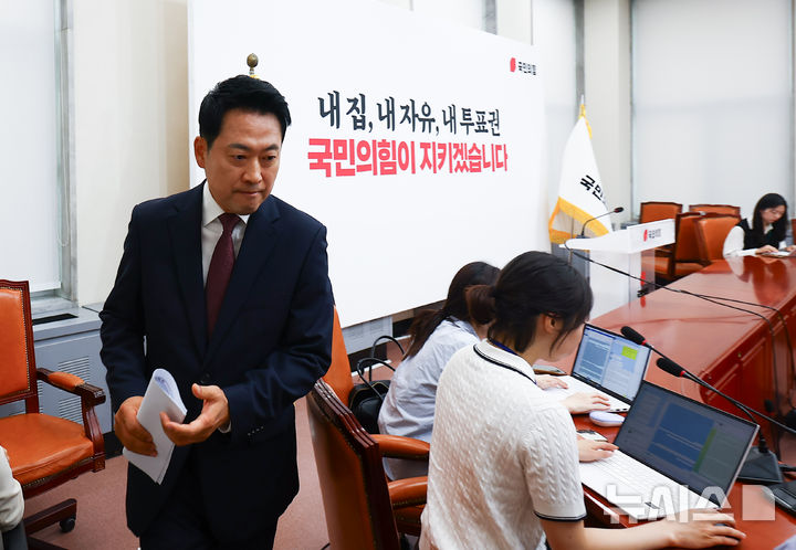[[서울=뉴시스] 김근수 기자 = 장동혁 국민의힘 대표가 7일 오전 서울 여의도 국회에서 투표지 부족사태 현안 관련 기자회견을 하기 위해 이동하고 있다. 2026.06.07. ks@newsis.com