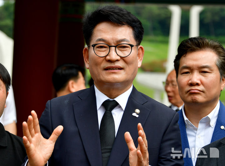 [광주=뉴시스] 류형근 기자 = 6·3 국회의원 재보선을 통해 국회 재입성한 더불어민주당 송영길 의원이 7일 오전 광주 북구 운정동 국립5·18민주묘지 민주의 문앞에서 기자들의 질문에 답변을 하고 있다. 2026.06.07. hgryu77@newsis.com