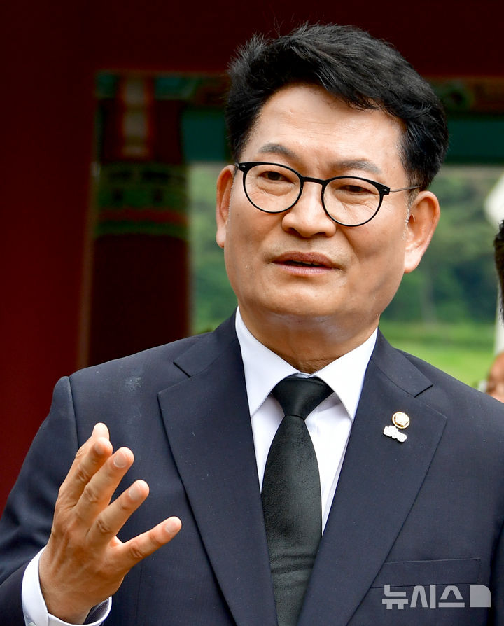 [광주=뉴시스] 류형근 기자 = 6·3 국회의원 재보선을 통해 국회 재입성한 더불어민주당 송영길 의원이 7일 오전 광주 북구 운정동 국립5·18민주묘지 민주의 문앞에서 기자들의 질문에 답변을 하고 있다. 2026.06.07. hgryu77@newsis.com