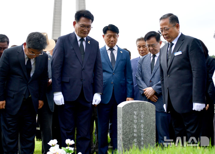 [광주=뉴시스] 류형근 기자 = 6·3 국회의원 재보선을 통해 국회 재입성한 더불어민주당 송영길 의원이 7일 오전 광주 북구 운정동 국립5·18민주묘지 열사 묘역에서 참배를 하고 있다. 2026.06.07. hgryu77@newsis.com