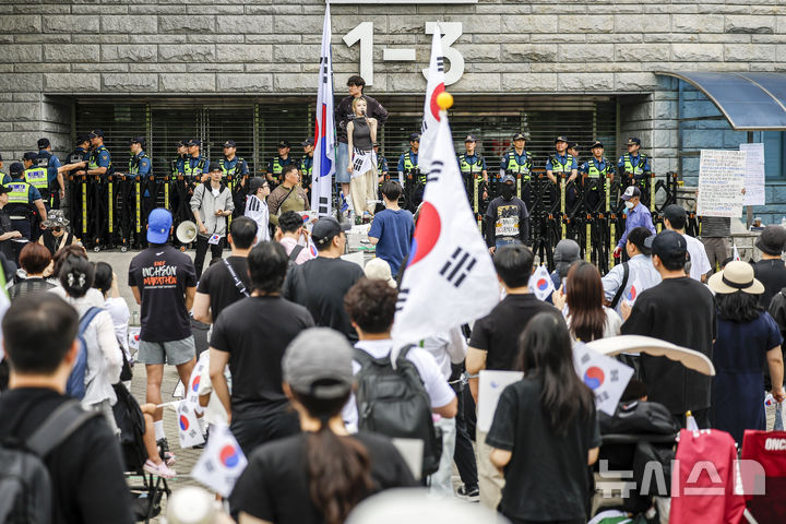 [서울=뉴시스] 정병혁 기자 = 제9회 전국동시지방선거 투표용지 부족 사태에 항의하며 개표소 봉쇄 시위를 이어가는 시민들이 7일 서울 송파구 올림픽공원 핸드볼경기장에 설치된 개표소 앞에서 재선거를 요구하고 있다. 2026.06.07. jhope@newsis.com