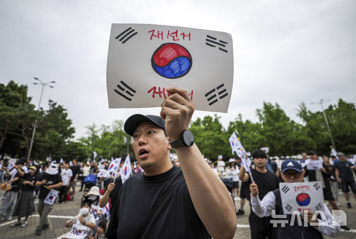 [서울=뉴시스] 정병혁 기자 = 제9회 전국동시지방선거 투표용지 부족 사태에 항의하며 개표소 봉쇄 시위를 이어가는 시민들이 7일 서울 송파구 올림픽공원 핸드볼경기장에 설치된 개표소 앞에서 재선거를 요구하고 있다. 2026.06.07. jhope@newsis.com