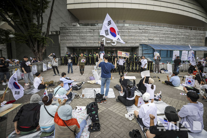 [서울=뉴시스] 정병혁 기자 = 변호사단체인 '착한법 만드는 사람들(착한법)'이 6·3 지방선거 투표용지 부족 사태와 관련해 선거관리위원회(선관위)의 해체, 조직의 완전한 개편을 촉구했다. 사진은 제9회 전국동시지방선거 투표용지 부족 사태에 항의하며 개표소 봉쇄 시위를 이어가는 시민들이 지난 7일 서울 송파구 올림픽공원 핸드볼경기장에 설치된 개표소 앞에서 재선거를 요구하는 모습. 2026.06.08. jhope@newsis.com
