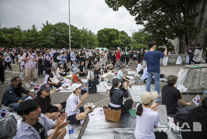 [서울=뉴시스] 정병혁 기자 = 제9회 전국동시지방선거 투표용지 부족 사태에 항의하며 개표소 봉쇄 시위를 이어가는 시민들이 7일 서울 송파구 올림픽공원 핸드볼경기장에 설치된 개표소 앞에서 재선거를 요구하고 있다. 2026.06.07. jhope@newsis.com