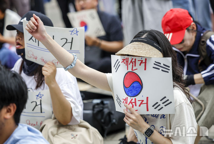 [서울=뉴시스] 정병혁 기자 = 제9회 전국동시지방선거 투표용지 부족 사태에 항의하며 개표소 봉쇄 시위를 이어가는 시민들이 7일 서울 송파구 올림픽공원 핸드볼경기장에 설치된 개표소 앞에서 재선거를 요구하고 있다. 2026.06.07. jhope@newsis.com