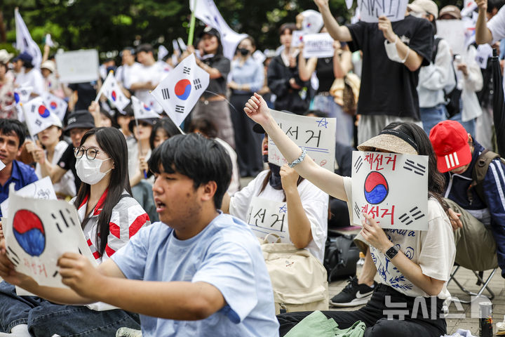 [서울=뉴시스] 정병혁 기자 = 제9회 전국동시지방선거 투표용지 부족 사태에 항의하며 개표소 봉쇄 시위를 이어가는 시민들이 7일 서울 송파구 올림픽공원 핸드볼경기장에 설치된 개표소 앞에서 재선거를 요구하고 있다. 2026.06.07. jhope@newsis.com