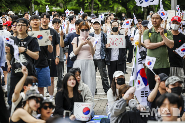 [서울=뉴시스] 정병혁 기자 = 제9회 전국동시지방선거 투표용지 부족 사태에 항의하며 개표소 봉쇄 시위를 이어가는 시민들이 7일 서울 송파구 올림픽공원 핸드볼경기장에 설치된 개표소 앞에서 재선거를 요구하고 있다. 2026.06.07. jhope@newsis.com