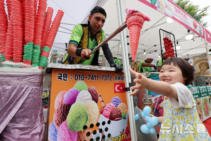 [서울=뉴시스] 이영환 기자 = 7일 서울 성북구 성북로 일대에서 열린 제18회 성북세계음식축제 누리마실에서 한 어린이가 튀르키예 아이스크림을 잡으려고 하고 있다. 2026.06.07. 20hwan@newsis.com