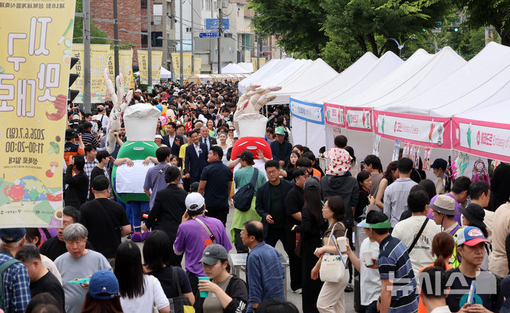 [서울=뉴시스] 이영환 기자 = 7일 서울 성북구 성북로 일대에서 열린 제18회 성북세계음식축제 누리마실에서 퍼레이드가 진행되고 있다. 2026.06.07. 20hwan@newsis.com