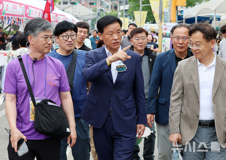 [서울=뉴시스] 이영환 기자 = 이승로 성북구청장이 7일 서울 성북구 성북로 일대에서 열린 제18회 성북세계음식축제 누리마실을 찾아 현장을 점검하고 있다. 2026.06.07. 20hwan@newsis.com