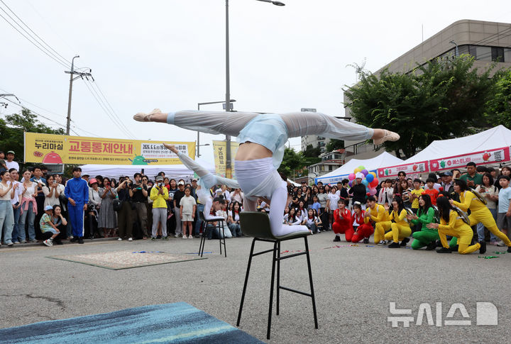 [서울=뉴시스] 이영환 기자 = 7일 서울 성북구 성북로 일대에서 열린 제18회 성북세계음식축제 누리마실에서 퍼레이드가 진행되고 있다. 2026.06.07. 20hwan@newsis.com