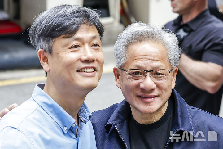 [서울=뉴시스] 정병혁 기자 = 젠슨 황 엔비디아 최고경영자(CEO)가 7일 서울 강남구의 한 PC방에서 장병규 크래프톤 의장과 만나 인사를 나누고 있다. 2026.06.07. jhope@newsis.com