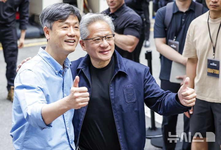 [서울=뉴시스] 정병혁 기자 = 젠슨 황 엔비디아 최고경영자(CEO)가 7일 서울 강남구의 한 PC방에서 장병규 크래프톤 의장과 만나 인사를 나누고 있다. 2026.06.07. jhope@newsis.com