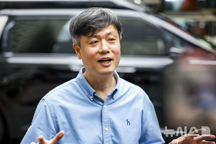 [서울=뉴시스] 정병혁 기자 = 장병규 크래프톤 의장이 7일 서울 강남구의 한 젠슨 황 엔비디아 최고경영자(CEO)와 만난 뒤 PC방을 나와 취재진 질문에 답하고 있다. 2026.06.07. jhope@newsis.com