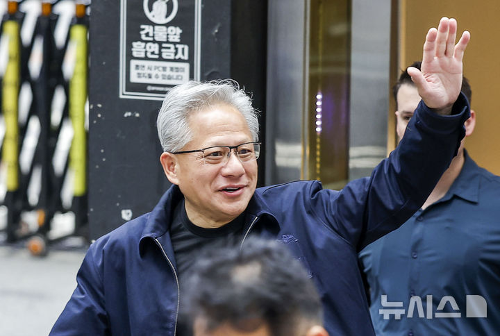 [서울=뉴시스] 정병혁 기자 = 젠슨 황 엔비디아 최고경영자(CEO)가 7일 서울 강남구의 한 PC방에서 장병규 크래프톤 의장과 만난 뒤 PC방을 나오고 있다. 2026.06.07. jhope@newsis.com
