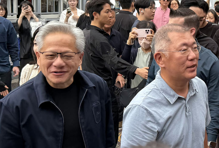 [서울=뉴시스] 조성봉 기자= 젠슨 황 엔비디아 CEO와 정의선 현대자동차그룹 회장이 7일 서울 을지로 우래옥에서 오찬 회동을 하기 위해 이동하고 있다. (사진=독자제공) 2026.06.07. photo@newsis.com *재판매 및 DB 금지