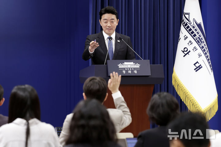 [서울=뉴시스] 최동준 기자 = 강훈식 비서실장이 7일 청와대에서 이재명 대통령 차기 국무총리 후보자로 한성숙 중소벤처기업부 장관 지명 관련 브리핑을 마친 뒤 질문을 받고 있다. 2026.06.07. photocdj@newsis.com