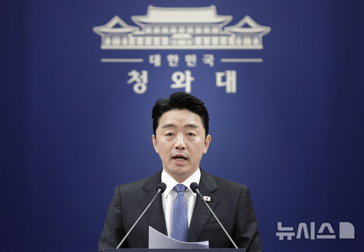 [서울=뉴시스] 최동준 기자 = 강훈식 비서실장이 7일 청와대에서 이재명 대통령 차기 국무총리 후보자로 한성숙 중소벤처기업부 장관 지명 관련 브리핑을 마친 뒤 질문을 받고 있다. 2026.06.07. photocdj@newsis.com