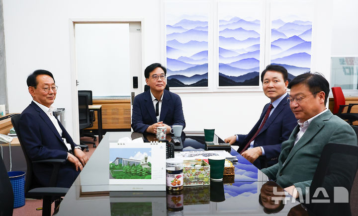 [서울=뉴시스] 김근수 기자 = 송언석 국민의힘 전 원내대표가 차기 원내대표 후보자들과 7일 오후 서울 여의도 국회 국민의힘 원내대표실에서 차기 원내대표 선거 일정을 논의하고 있다.왼쪽부터 김도읍 의원, 송 전 원내대표, 성일종 의원, 정점식 의원. 2026.06.07. ks@newsis.com
