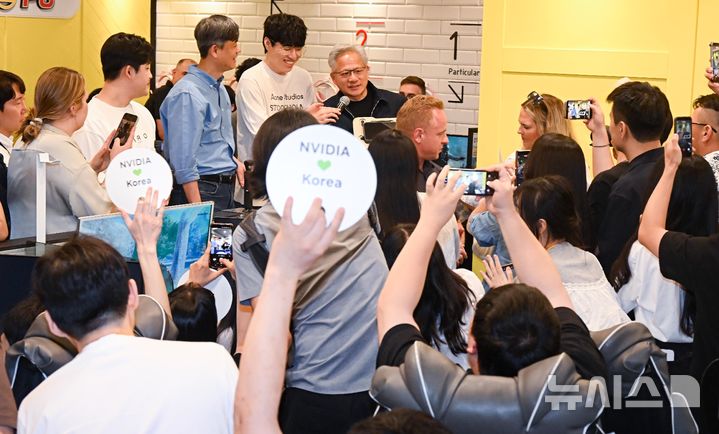 [서울=뉴시스] 정병혁 기자 = 젠슨 황 엔비디아 최고경영자(CEO)가 7일 서울 강남구의 한 PC방에서 크래프톤 유저들과 만나 인사말을 하고 있다. (공동취재) 2026.06.07. photo@newsis.com