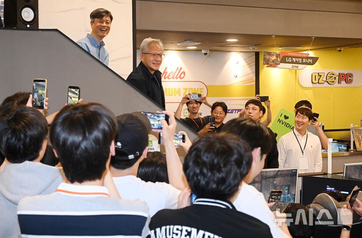 [서울=뉴시스] 정병혁 기자 = 젠슨 황 엔비디아 최고경영자(CEO)가 7일 서울 강남구의 한 PC방에서 크래프톤 유저들과 만나고 있다. (공동취재) 2026.06.07. photo@newsis.com