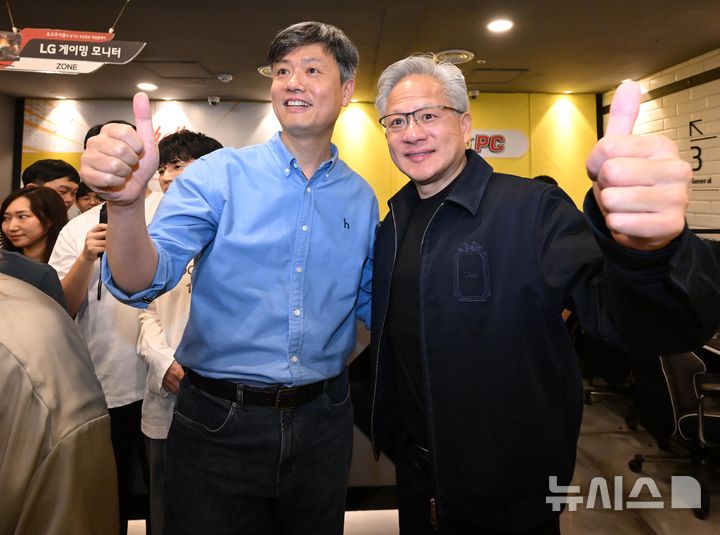 [서울=뉴시스] 정병혁 기자 = 젠슨 황 엔비디아 최고경영자(CEO)가 7일 서울 강남구의 한 PC방에서 장병규 크래프톤 의장과 함께 크래프톤 유저들과 만나 엄지를 들어 보이고 있다. (공동취재) 2026.06.07. photo@newsis.com