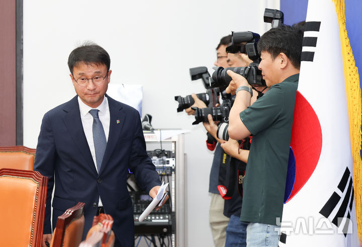 [서울=뉴시스] 김근수 기자 = 한병도 더불어민주당 원내대표가 7일 오후 서울 여의도 국회에서 투표지 부족 현안 관련 긴급 기자간담회를 하기 위해 이동하고 있다. 2026.06.07. ks@newsis.com
