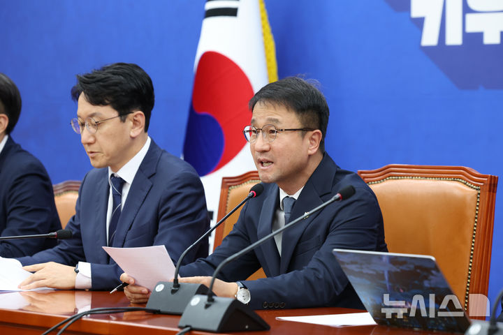 [서울=뉴시스] 김근수 기자 = 한병도 더불어민주당 원내대표가 7일 오후 서울 여의도 국회에서 투표지 부족 현안 관련 긴급 기자간담회를 하고 있다. 2026.06.07. ks@newsis.com