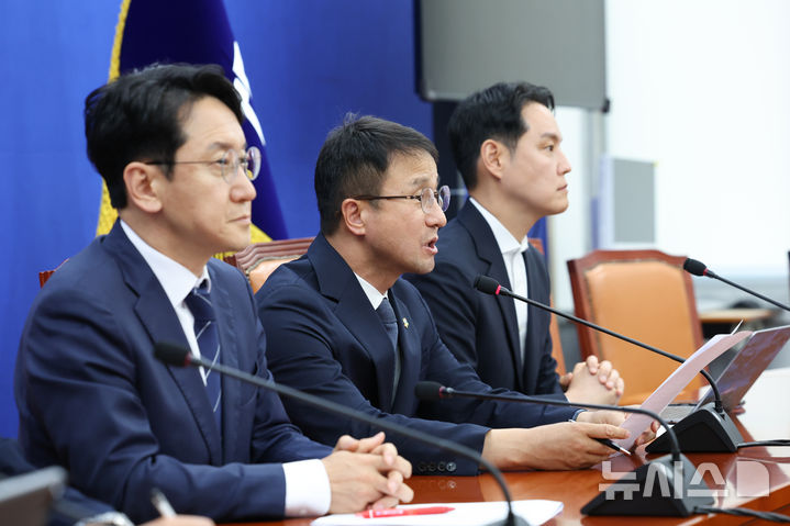 [서울=뉴시스] 김근수 기자 = 한병도 더불어민주당 원내대표가 7일 오후 서울 여의도 국회에서 투표지 부족 현안 관련 긴급 기자간담회를 하고 있다. 2026.06.07. ks@newsis.com