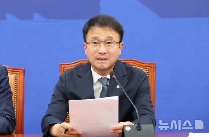 [서울=뉴시스] 김근수 기자 = 한병도 더불어민주당 원내대표가 7일 오후 서울 여의도 국회에서 투표지 부족 현안 관련 긴급 기자간담회를 하고 있다. 2026.06.07. ks@newsis.com