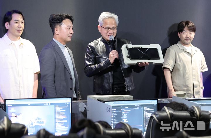 [서울=뉴시스] 권창회 기자 = 젠슨 황 엔비디아 최고경영자와 김택진 엔씨소프트 대표이사가 7일 서울 강남구의 한 PC방에서 열린 AION2 서프라이즈 라이브에 참석, 최신 그래픽카드 '지포스RTX5090'을 소개하고 있다. (공동취재) 2026.06.07. photo@newsis.com