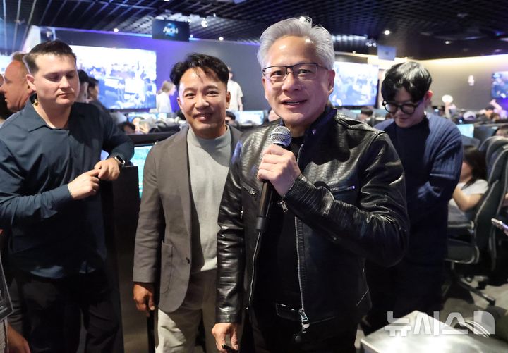 [서울=뉴시스] 권창회 기자 = 젠슨 황 엔비디아 최고경영자(CEO)와 김택진 엔씨소프트 대표이사가 7일 서울 강남구의 한 PC방에서 열린 AION2 서프라이즈 라이브에 참석, 유저들을 만나고 있다. (공동취재) 2026.06.07. photo@newsis.com