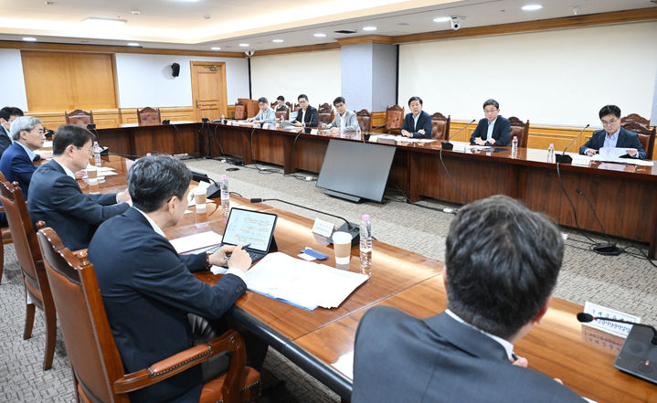 [서울=뉴시스] 구윤철 경제부총리 겸 재정경제부 장관이 7일 서울 중구 은행연합회에서 열린 시장상황점검회의를 주재하고 있다. (사진=재정경제부 제공) 2026.06.07. photo@newsis.com *재판매 및 DB 금지
