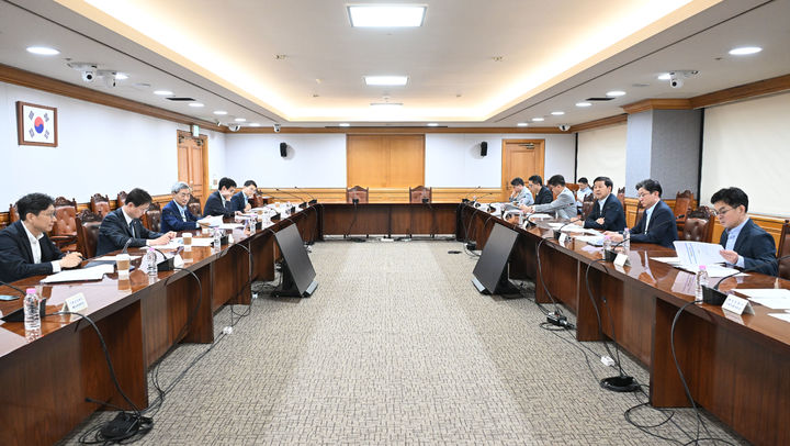 [서울=뉴시스] 구윤철 경제부총리 겸 재정경제부 장관이 7일 서울 중구 은행연합회에서 열린 시장상황점검회의를 주재하고 있다. (사진=재정경제부 제공) 2026.06.07. photo@newsis.com *재판매 및 DB 금지