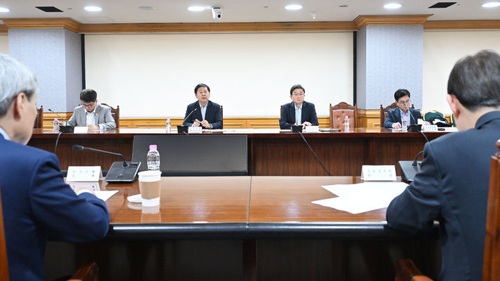 [서울=뉴시스] 구윤철 경제부총리 겸 재정경제부 장관이 7일 서울 중구 은행연합회에서 열린 시장상황점검회의를 주재하고 있다. (사진=재정경제부 제공) 2026.06.07. photo@newsis.com *재판매 및 DB 금지