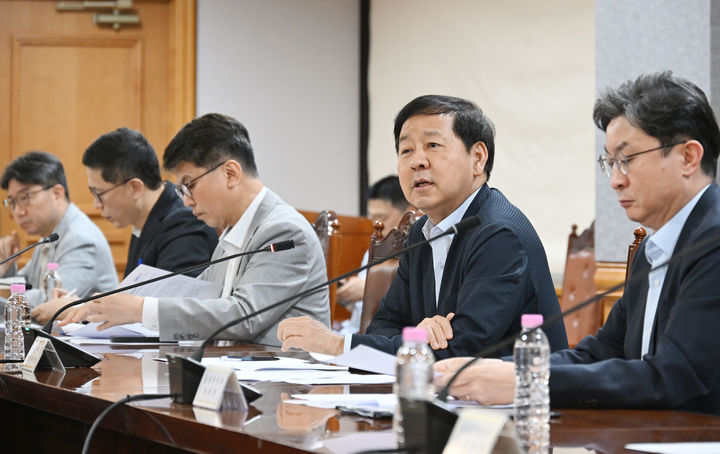 [서울=뉴시스] 구윤철 경제부총리 겸 재정경제부 장관이 7일 서울 중구 은행연합회에서 열린 시장상황점검회의를 주재하고 있다. (사진=재정경제부 제공) 2026.06.07. photo@newsis.com *재판매 및 DB 금지