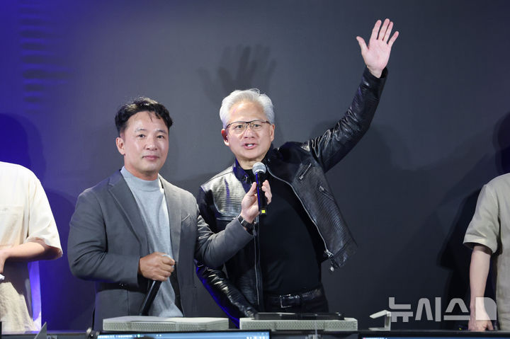 [서울=뉴시스] 권창회 기자 = 젠슨 황 엔비디아 최고경영자(CEO)가 7일 서울 서초구 포털 PC방을 방문해 엔씨 김택진 대표와 단상에 올라 발언하고 있다. (공동취재) 2026.06.07. photo@newsis.com