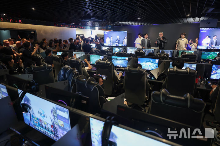 [서울=뉴시스] 권창회 기자 = 젠슨 황 엔비디아 최고경영자(CEO)가 7일 서울 서초구 포털 PC방에서 이용객에게 엔비디아의 그래픽카드인 '지포스 RTX 5090'을 선물하고 있다. (공동취재) 2026.06.07. photo@newsis.com