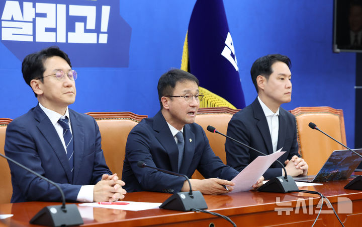 [서울=뉴시스] 김근수 기자 = 한병도 더불어민주당 원내대표가 7일 오후 서울 여의도 국회에서 투표지 부족 현안 관련 긴급 기자간담회를 하고 있다. 2026.06.07. ks@newsis.com