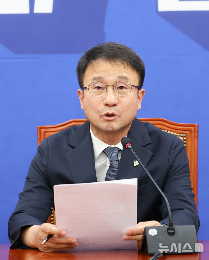 [서울=뉴시스] 김근수 기자 = 한병도 더불어민주당 원내대표가 7일 오후 서울 여의도 국회에서 투표지 부족 현안 관련 긴급 기자간담회를 하고 있다. 2026.06.07. ks@newsis.com