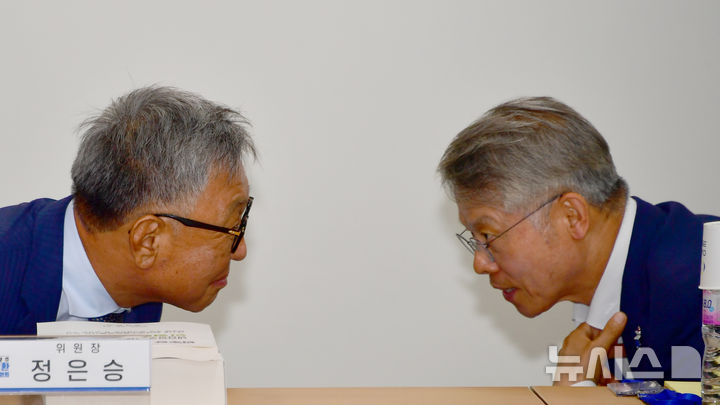 [나주=뉴시스] 류형근 기자 = 민형배 전남광주특별시장 당선인 인수위원회인 '전남광주대전환기획위원회'가 7일 오후 전남 나주시 빛가람동 복합문화체육센터 4층 대회의실에서 첫 회의를 진행한 가운데 민형배 당선인과 정은승 기획위원장이 이야기를 하고 있다. 2026.06.07. hgryu77@newsis.com